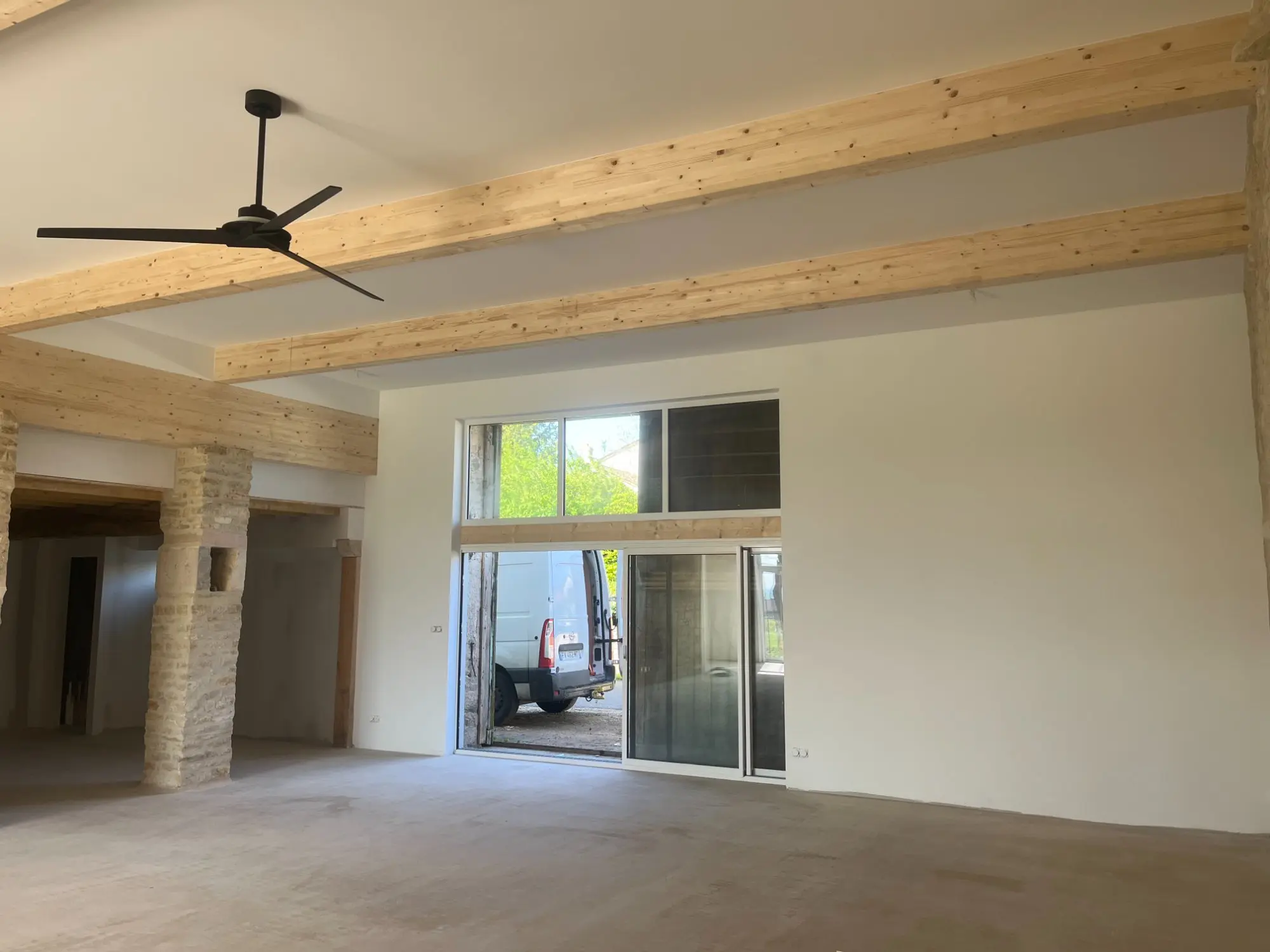 Rénovation intérieure avec poutres et finitions en Saône-et-Loire