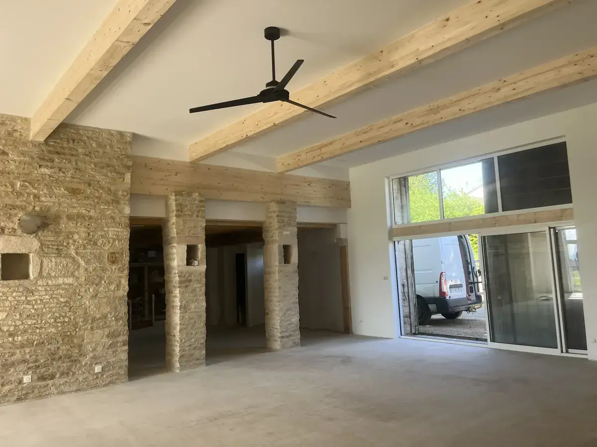 Grange rénovée avec finitions intérieures dans le Jura