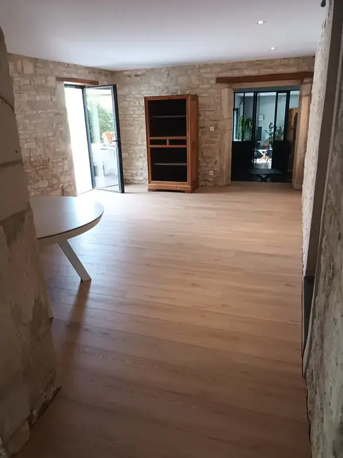 Pièce rénovée avec peinture claire par Batimm Renov