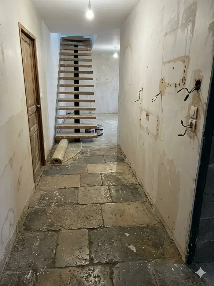 Entrée de maison ancienne avant rénovation intérieure