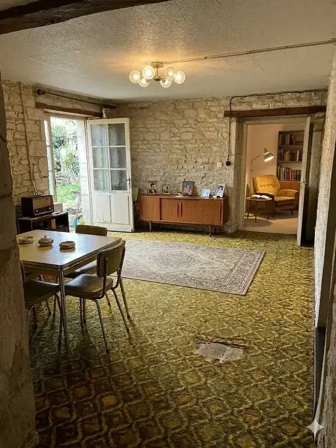 Pièce de maison ancienne avant rénovation complète en Bresse