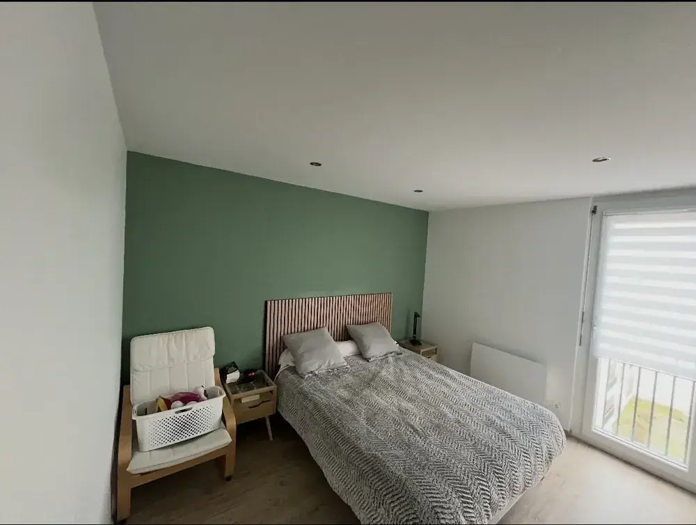 Chambre de maison ancienne rénovée avec finitions peinture en Bresse