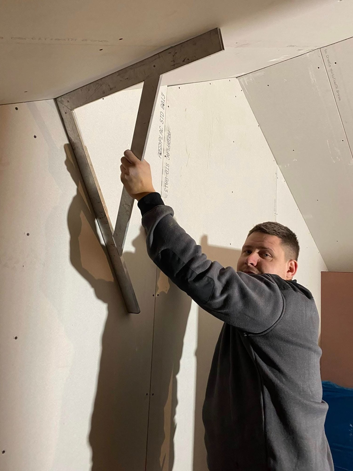 Matthieu Glod, artisan plâtrier peintre BATIMM RENOV au travail