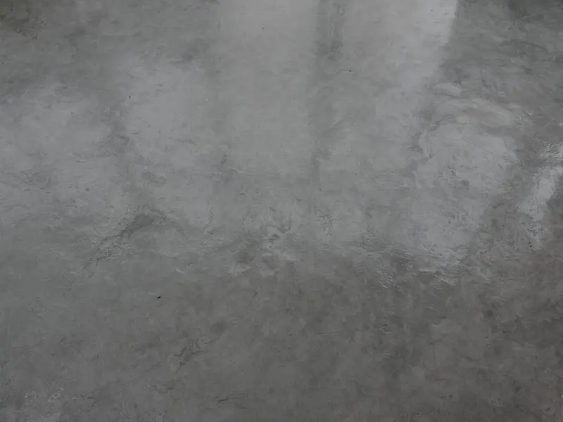 Mur traité en enduit décoratif : matière sobre et surface régulière